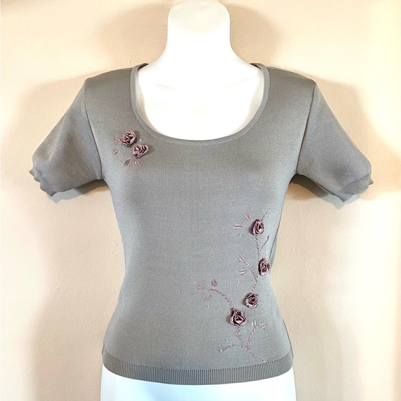 ARDEN B - Knit Top w/ Mini Rose Embellishment - Sz Med - Picture 3 of 10